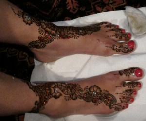 removing henna paste from the bride's feet
