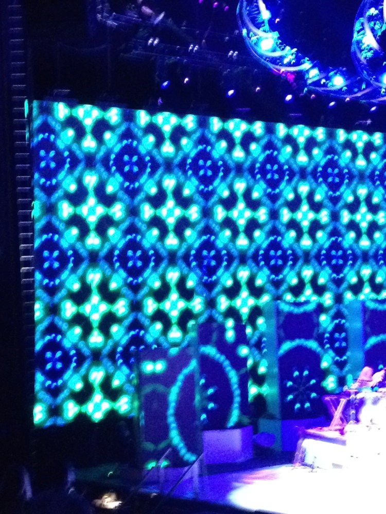 blue/green light pattern