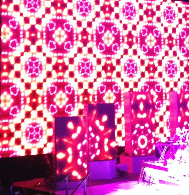 pink and red light pattern
